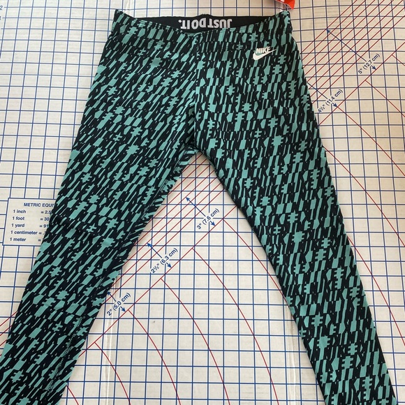🏃🏻♀️New NIKE allover print Leggings - MEDIUM💚 - Picture 3 of 7